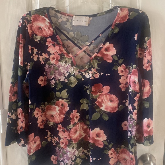French gray criss cross top front floral blouse.Beautiful//lightweight.No Flaws. - Picture 3 of 8